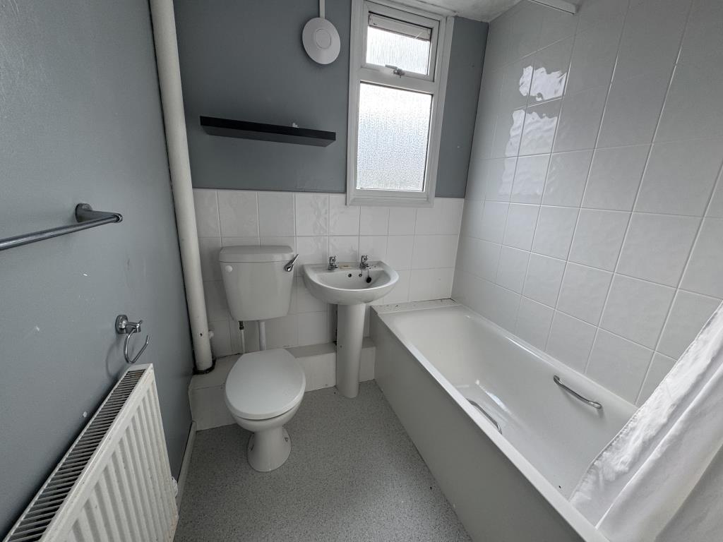 Lot: 110 - END-TERRACE HOUSE FOR IMPROVEMENT - Bathroom